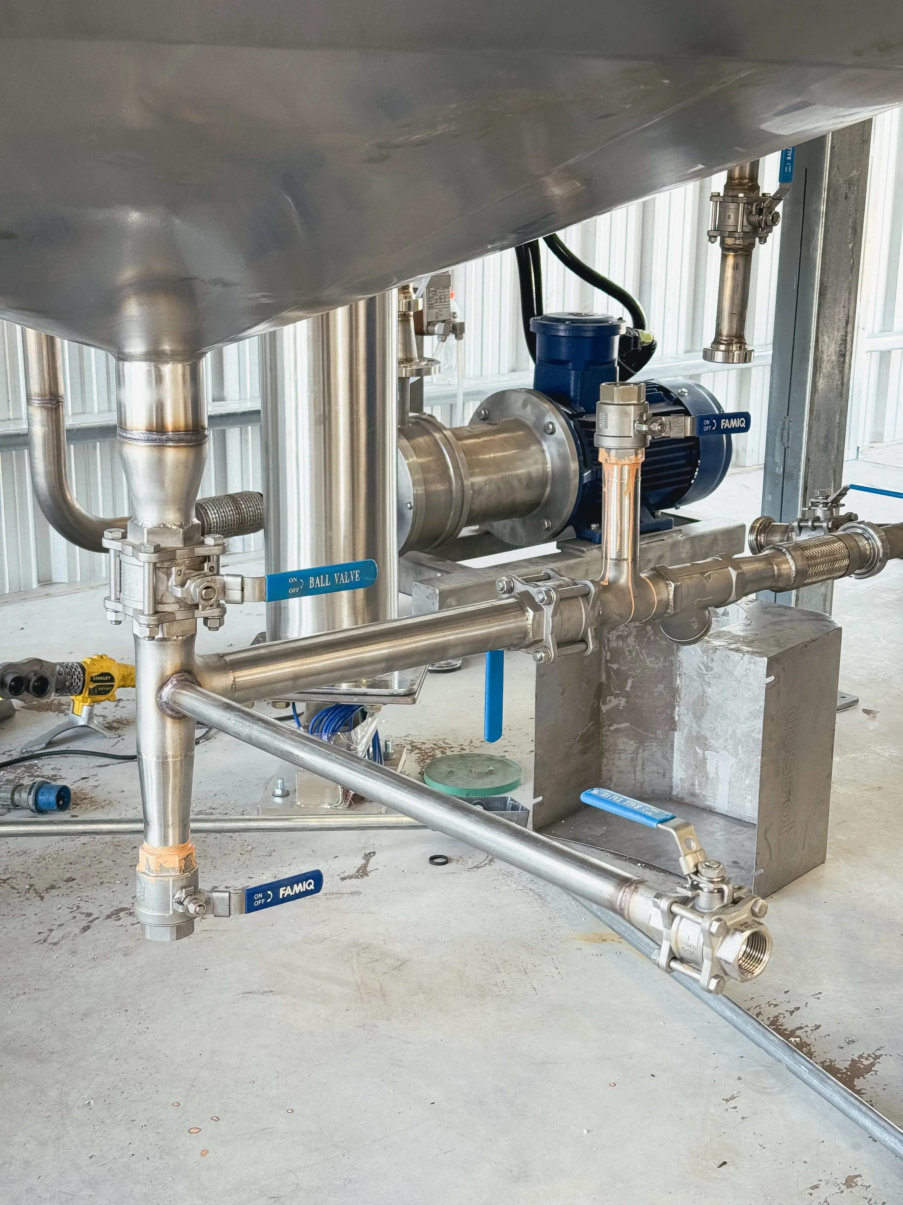 Piping system for a chemical plant, made of 316L stainless steel. The system includes various diameters of pipes, fittings, and flanges, all designed to handle corrosive chemicals and high-pressure fluids. The pipes are arranged in a complex network, demonstrating the precision and expertise required for industrial applications in chemical processing.